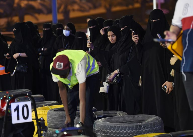 السعوديات يترقبن لحظة رفع الحظر عن قيادة السيارات