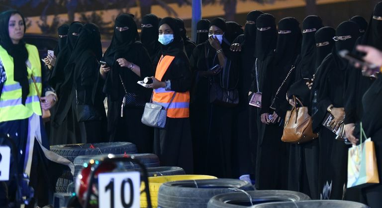 السعوديات يترقبن لحظة رفع الحظر عن قيادة السيارات