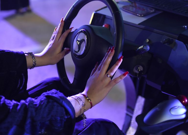 السعوديات يترقبن لحظة رفع الحظر عن قيادة السيارات