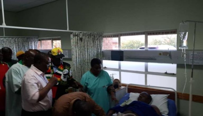 رئيس زيمبابوي يزور المصابين خلال الانفجار