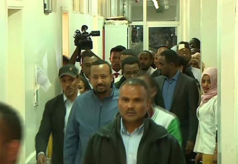 رئيس الوزراء الإثيوبي يزور جرحى انفجار أديس أبابا رئيس الوزراء الإثيوبي خلال زيارته جرحى انفجار أديس أبابا