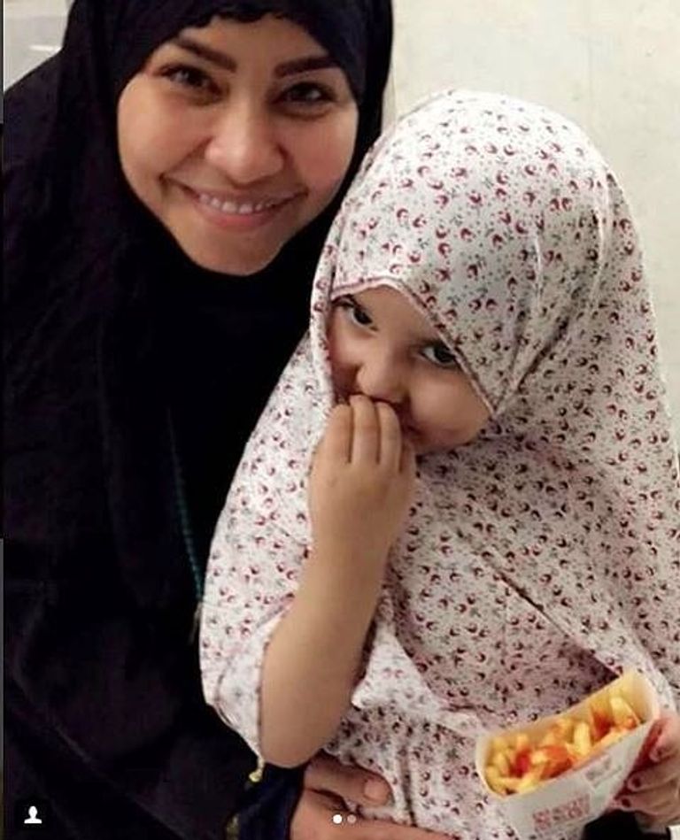 شيرين وابنتها هنا في العمرة شيرين تحتفل بعيد ميلاد ابنتها