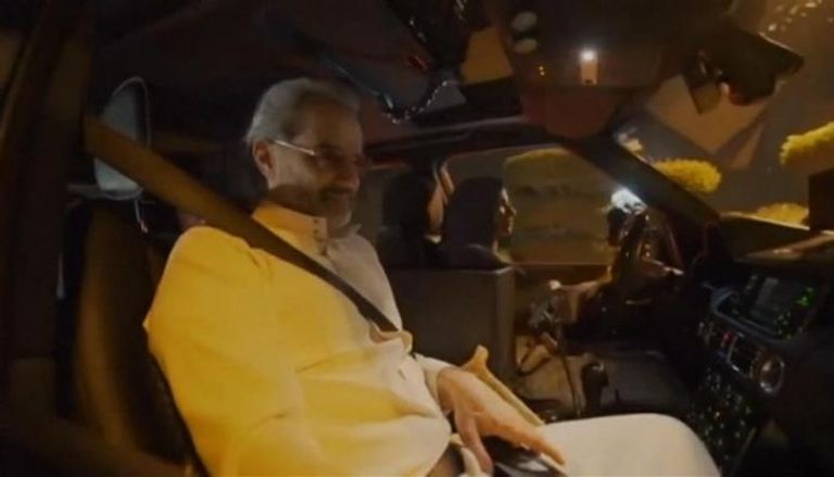 الوليد بن طلال في سيارة تقودها ابنته في الرياض