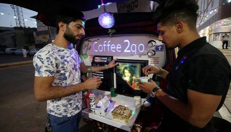 عراقي يحارب البطالة بـ"مقهى متنقل" 