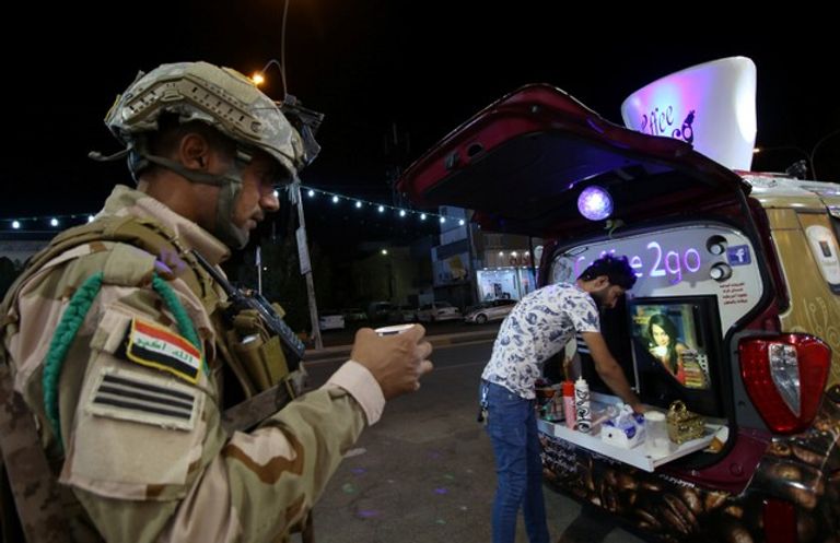 عراقي يحارب البطالة بـ"مقهى متنقل"