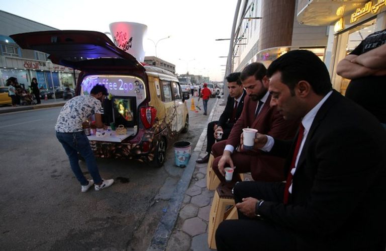 عراقي يحارب البطالة بـ"مقهى متنقل"