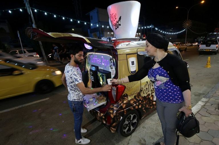 عراقي يحارب البطالة بـ"مقهى متنقل"