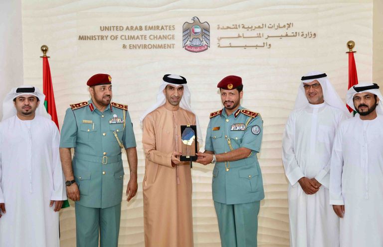 "البيئة الإماراتية" تناقش تحديات التلوث البحري والتصرف بالسفن المهجورة