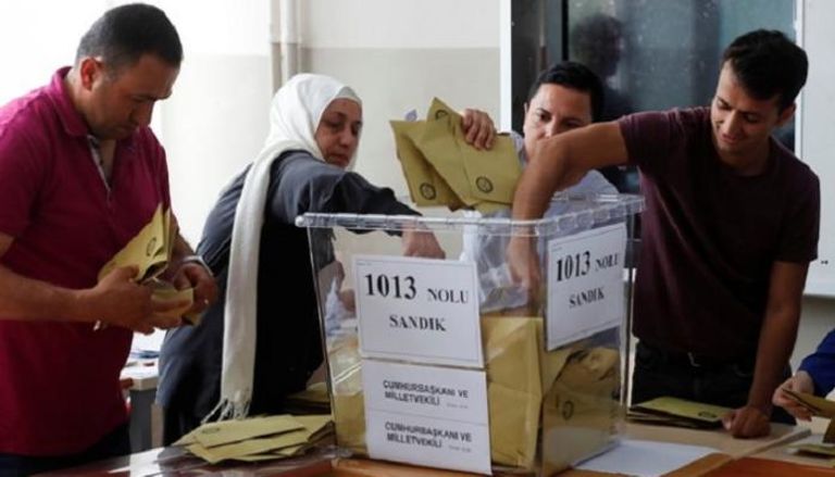 عملية فرز الأصوات في الانتخابات التركية - رويترز