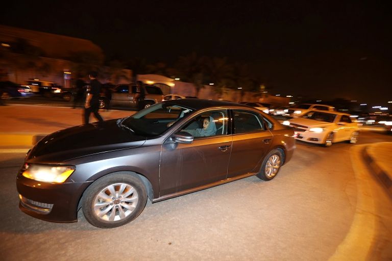 سعودية تعبر عن فرحتها بقيادة سيارتها - رويترز