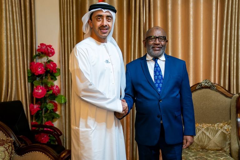 رئيس جزر القمر خلال استقباله الشيخ عبدالله بن زايد آل نهيان