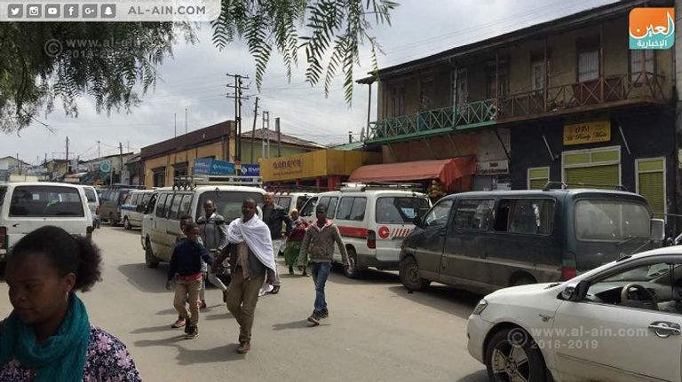 مواطنون في الشارع الإثيوبي بعد ساعات من التفجير