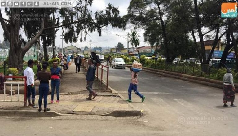 مواطنون في الشارع الإثيوبي بعد ساعات من التفجير