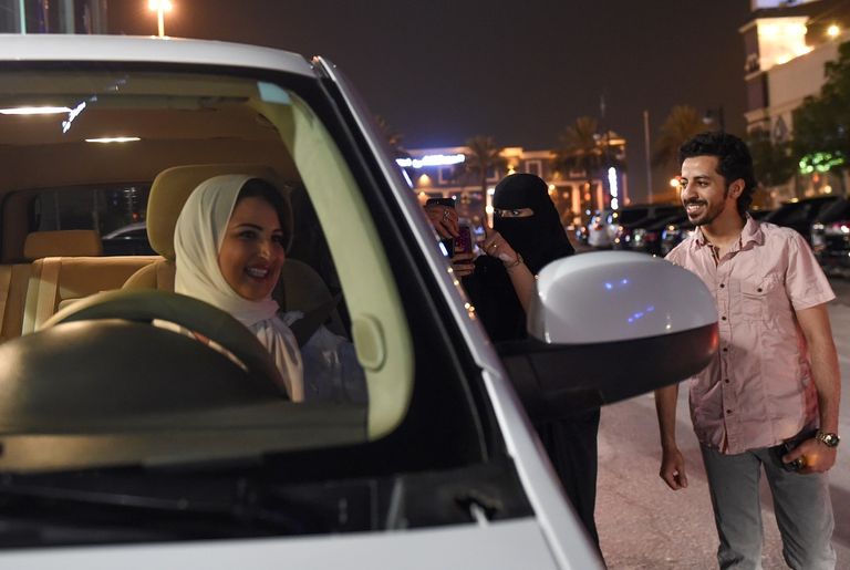 سمر المقرن تبدأ رحلتها الأولى بشوارع السعودية