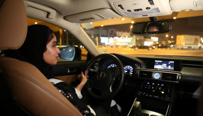 مجدولين تقود سيارتها للمرة الأولى في شوارع السعودية