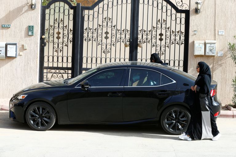 مجدولين تقود سيارتها للمرة الأولى في شوارع السعودية