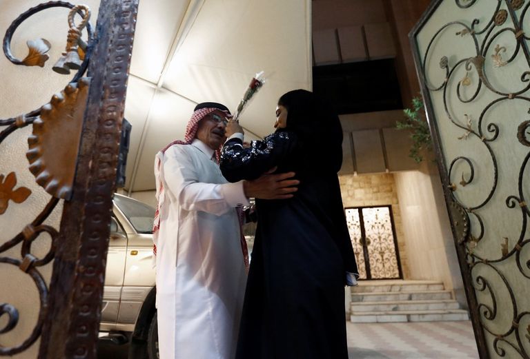 مجدولين تقود سيارتها للمرة الأولى في شوارع السعودية