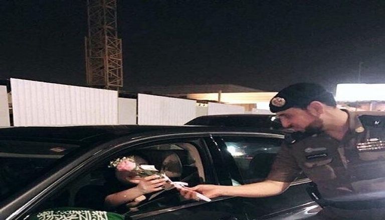 الشرطة توزع الورود على النساء السعوديات 