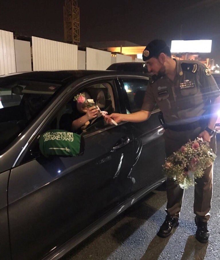 الشرطة توزع الورود على النساء السعوديات 