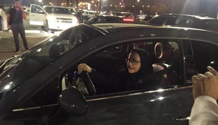 سعودية تقود سيارتها بعد إلغاء الحظر