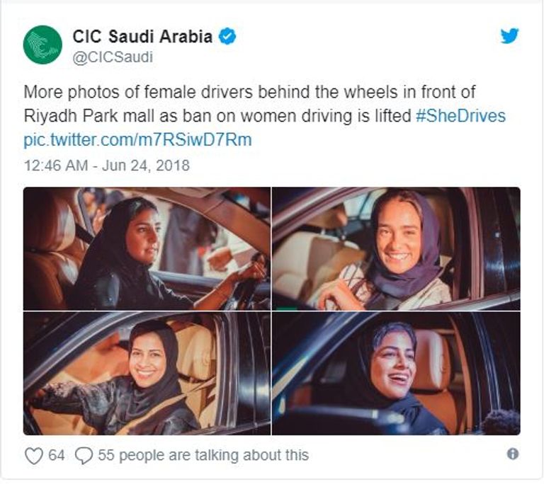 سعودية تقود سيارتها بعد إلغاء الحظر