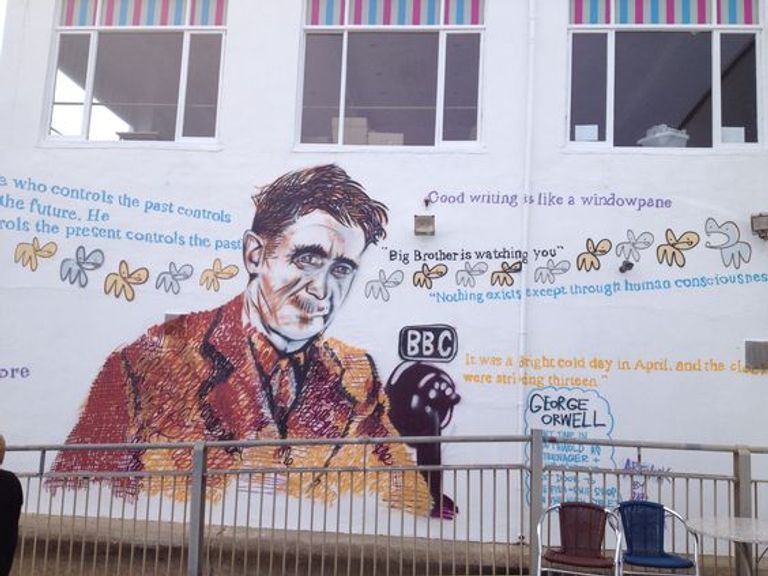 جرافيتي شهير في المدينة البريطانية التي عاش بها أورويل