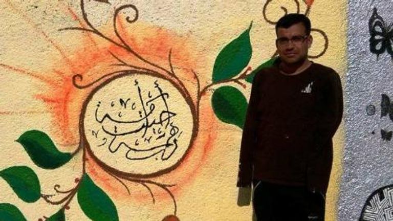 مُثنى الزعبي أمام لوحاته