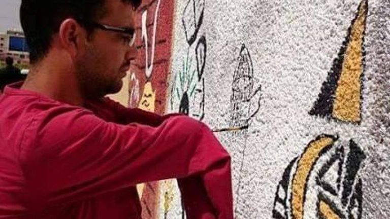 مُثنى الزعبي أمام لوحاته