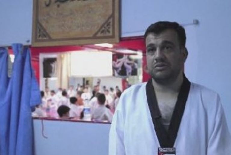 مُثنى الزعبي أمام لوحاته