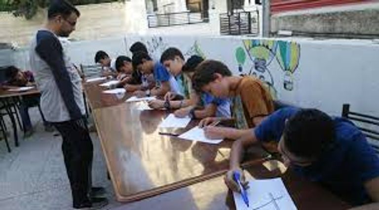 مُثنى الزعبي أمام لوحاته