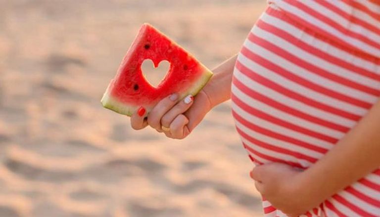 البطيخ يحتوي على عناصر غذائية مهمة للحامل