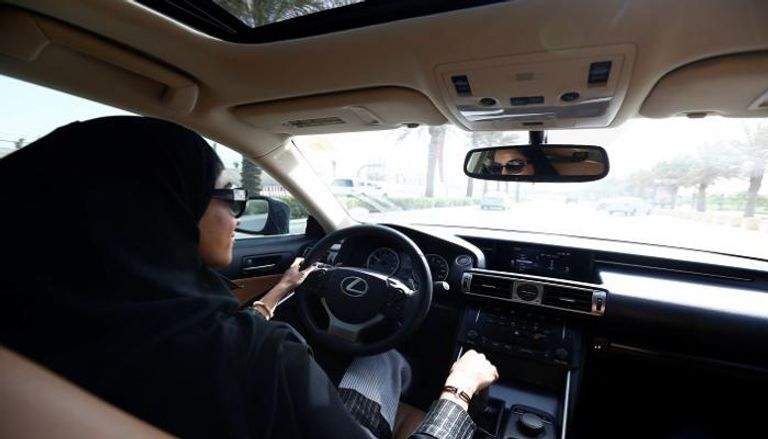 السعودية مجدولين تقود سيارتها للمرة الأولى 