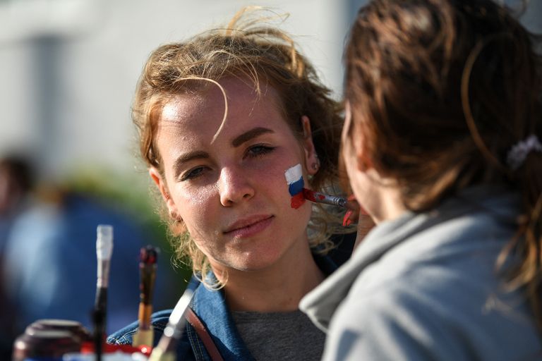 حسناوات يتجملن بأعلام بلادهن في كأس العالم