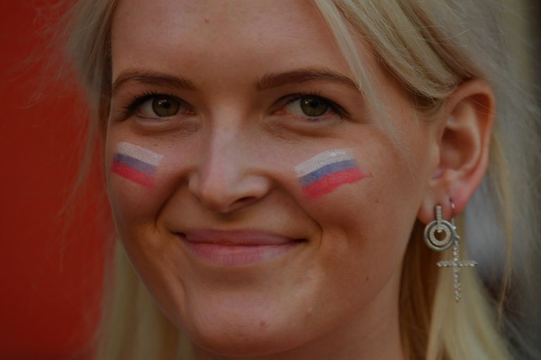 حسناوات يتجملن بأعلام بلادهن في كأس العالم