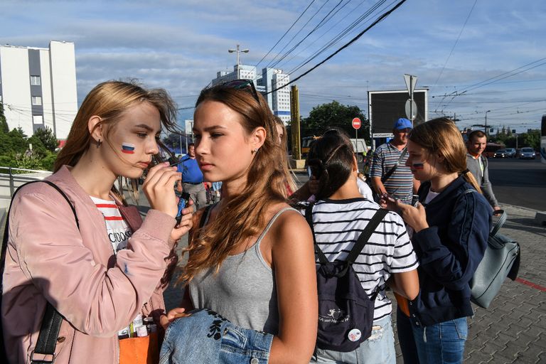 حسناوات يتجملن بأعلام بلادهن في كأس العالم