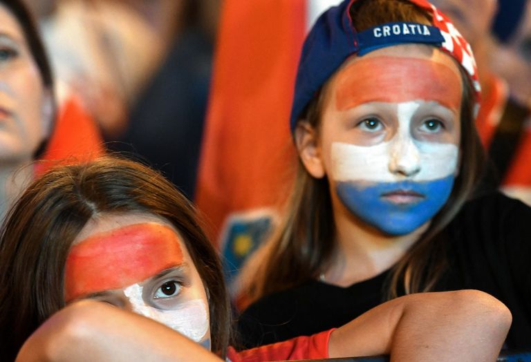 حسناوات يتجملن بأعلام بلادهن في كأس العالم