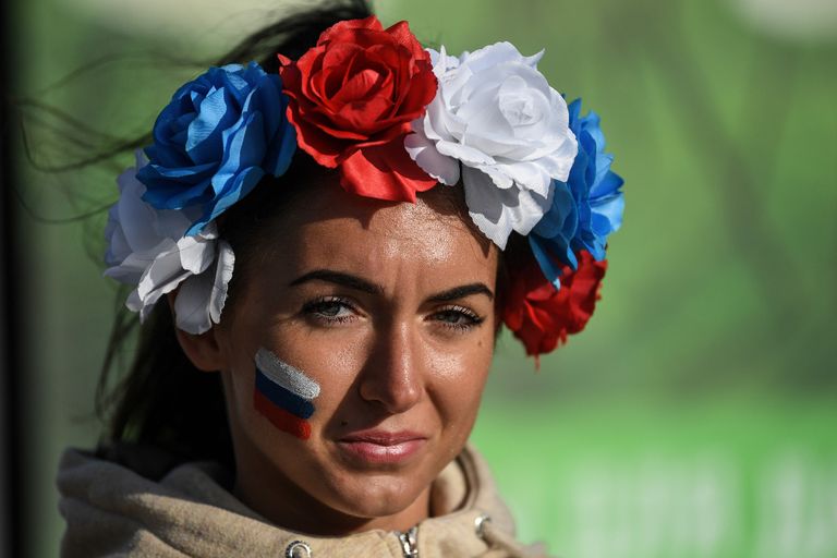 حسناوات يتجملن بأعلام بلادهن في كأس العالم