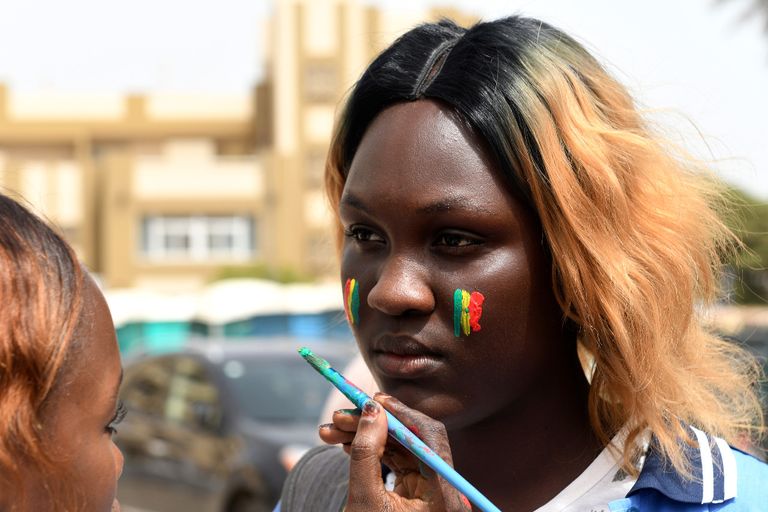 حسناوات يتجملن بأعلام بلادهن في كأس العالم