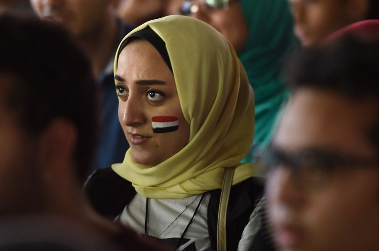 حسناوات يتجملن بأعلام بلادهن في كأس العالم