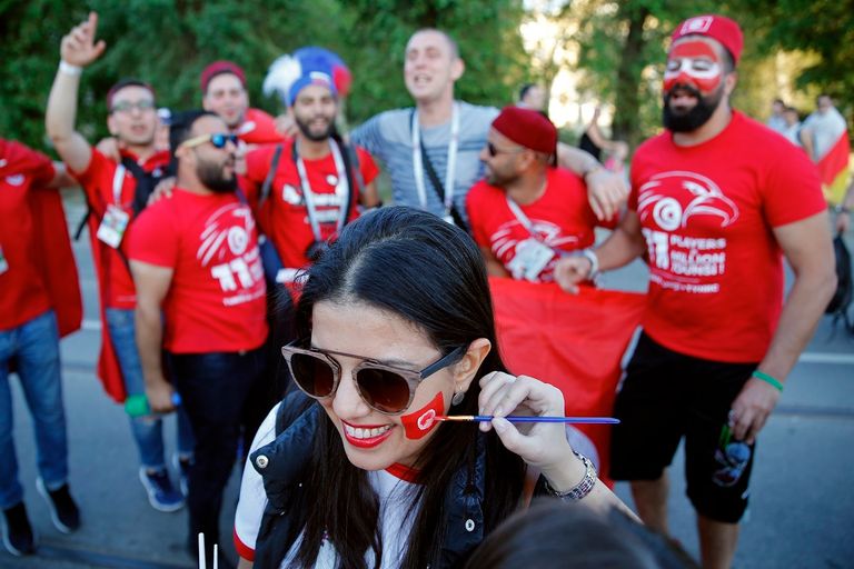 حسناوات يتجملن بأعلام بلادهن في كأس العالم