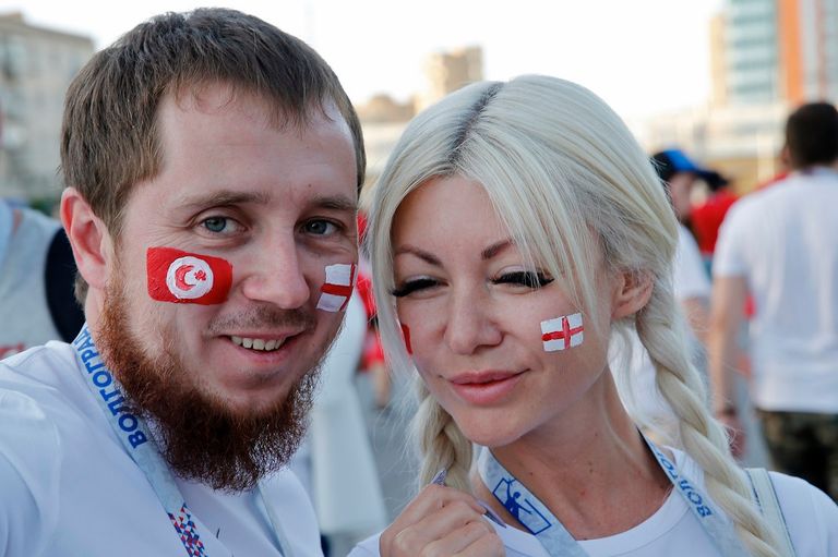 حسناوات يتجملن بأعلام بلادهن في كأس العالم