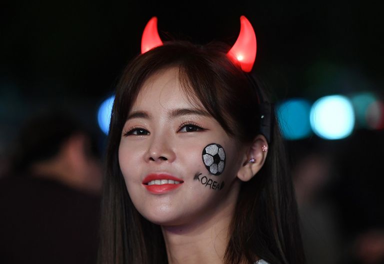 حسناوات يتجملن بأعلام بلادهن في كأس العالم