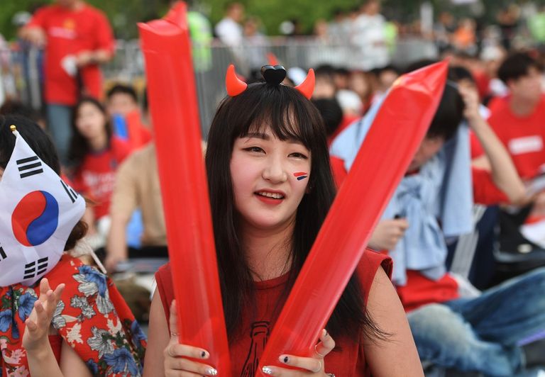 حسناوات يتجملن بأعلام بلادهن في كأس العالم