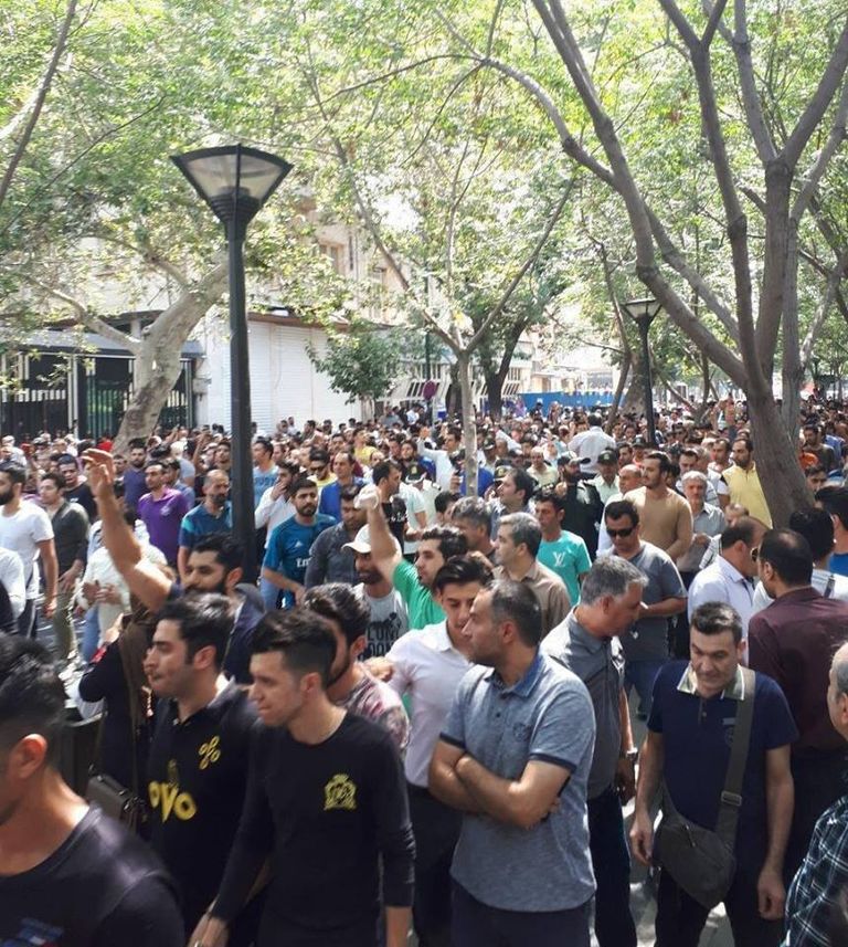 احتجاجات حاشدة في طهران احتجاجات حاشدة في طهران ضد تدهور الأوضاع الاقتصادية