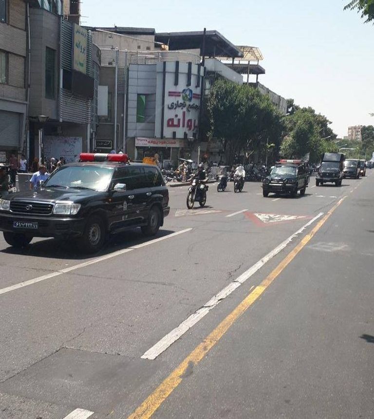 انتشار أمني مكثف في شوارع طهران احتجاجات حاشدة في طهران ضد تدهور الأوضاع الاقتصادية