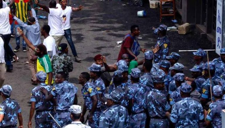 عناصر من الشرطة الإثيوبية وقت وقوع تفجير أديس أبابا