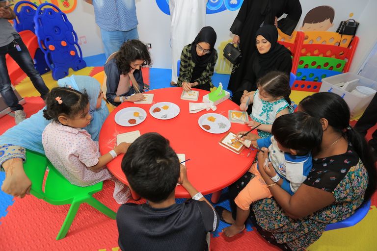 جمعية أصدقاء مرضى السرطان تدخل الفرح إلى قلوب الأطفال بمستشفى دبي
