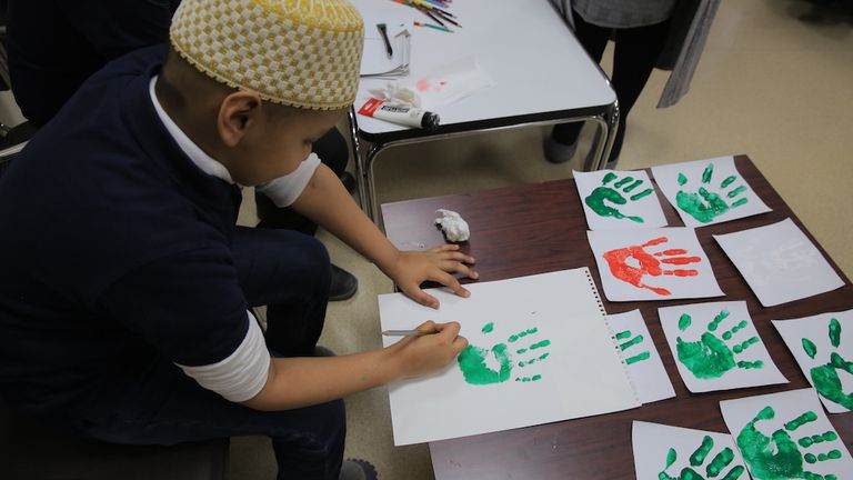 جمعية أصدقاء مرضى السرطان تدخل الفرح إلى قلوب الأطفال بمستشفى دبي
