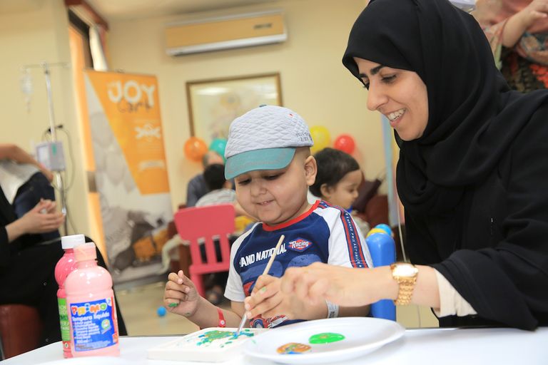 جمعية أصدقاء مرضى السرطان تدخل الفرح إلى قلوب الأطفال بمستشفى دبي