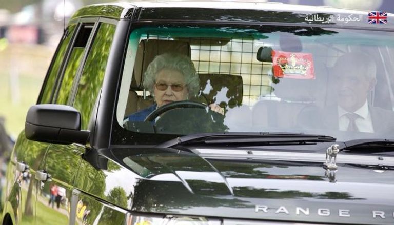الملكة إليزابيث تقود سيارتها بنفسها